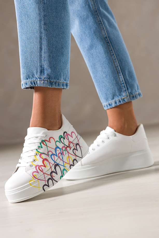 Białe sneakersy damskie buty sportowe na platformie z kolorowymi sercami sznurowane Casu YL-869