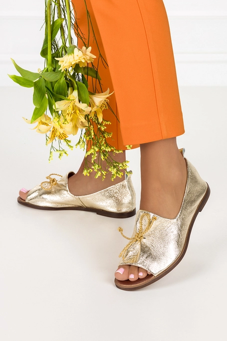 Złote sandały skórzane zabudowane z kokardą PRODUKT POLSKI Pro-moda 2660