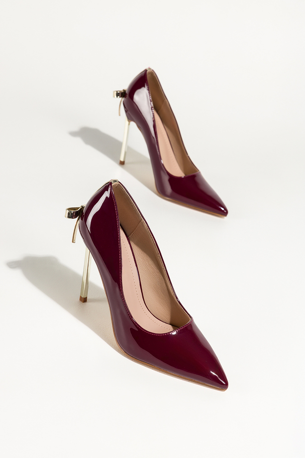 Bordowe czółenka damskie szpilki lakierowane złoty obcas z kokardą Carla BQB077