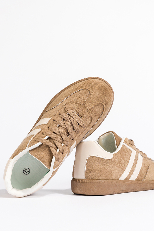 Beżowe sneakersy damskie buty sportowe na elastycznej płaskiej podeszwie podwójne sznurówki kremowe wstawki Casu B-6610