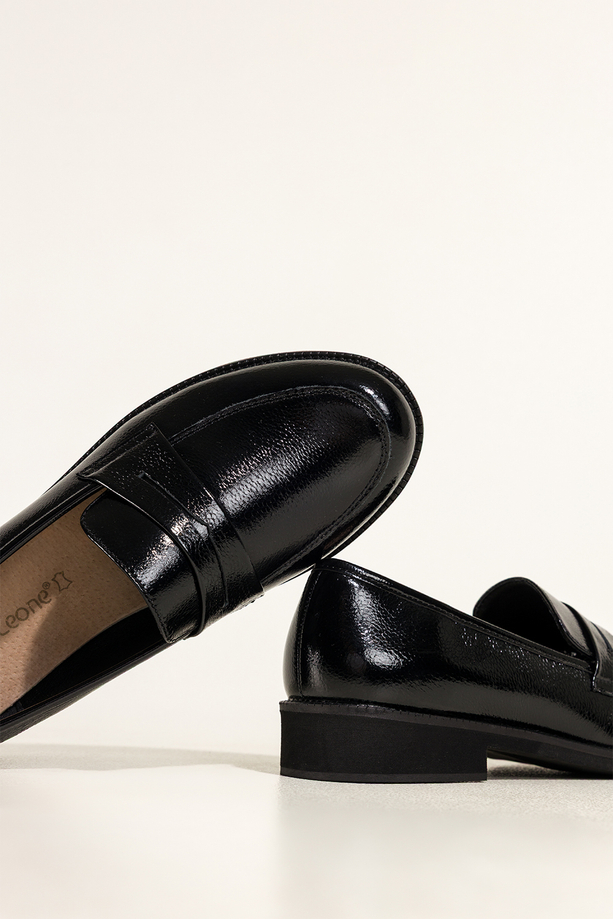 Czarne mokasyny skórzane damskie lakierowane Sergio Leone na niskim szerokim obcasie ozdobny pasek na cholewce NP74887-H