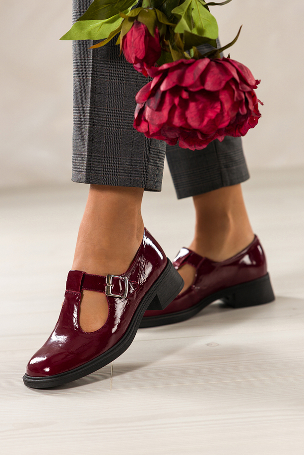 Bordowe półbuty skórzane damskie lakierowane z wycięciami PRODUKT POLSKI Casu 414