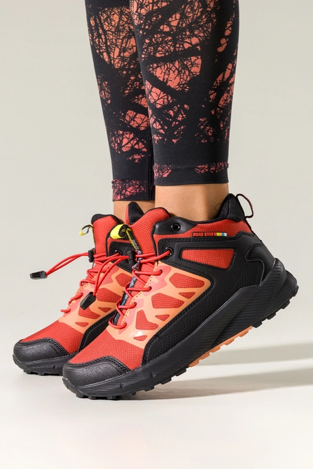 Czerwone buty sportowe trekkingowe damskie wodoodporne na bieżnikowanej podeszwie z regulowaną elastyczną sznurówką pomarańczowe wstawki Casu 7493-6D