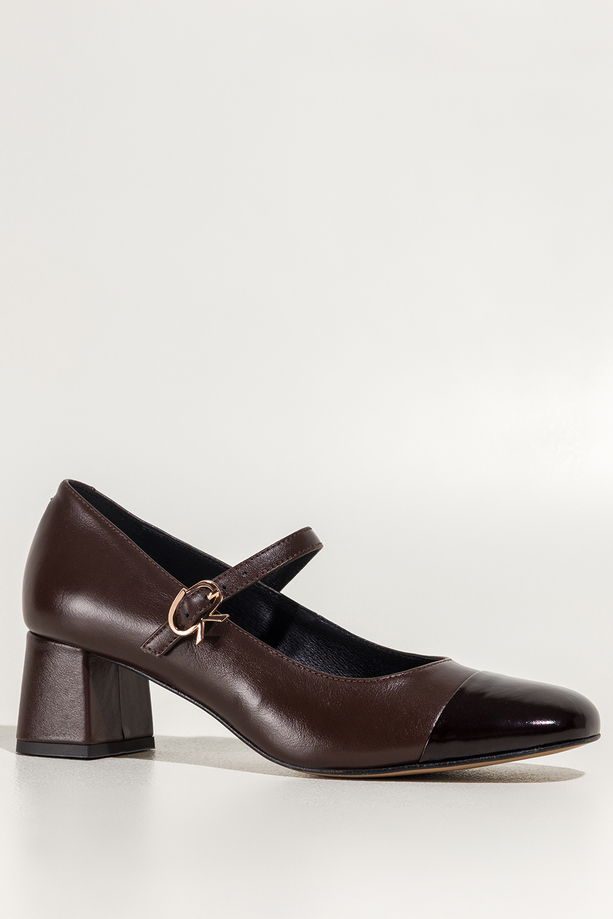 Czekoladowe czółenka skórzane damskie Mary Jane z paskiem na niskim klocku lakierowany nosek PRODUKT POLSKI Casu 7153-329-704
