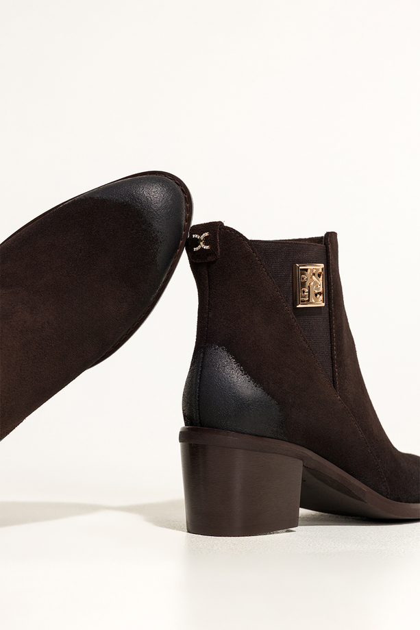 Czekoladowe botki skórzane damskie na szerokim słupku w cholewce guma ze złotą ozdobą PRODUKT POLSKI Casu 8869