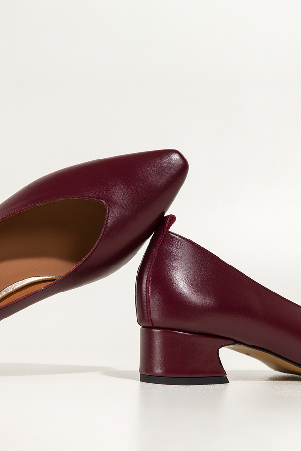 Bordowe czółenka skórzane damskie na niskim klocku wycięcie w cholewce PRODUKT POLSKI Casu 7235-771