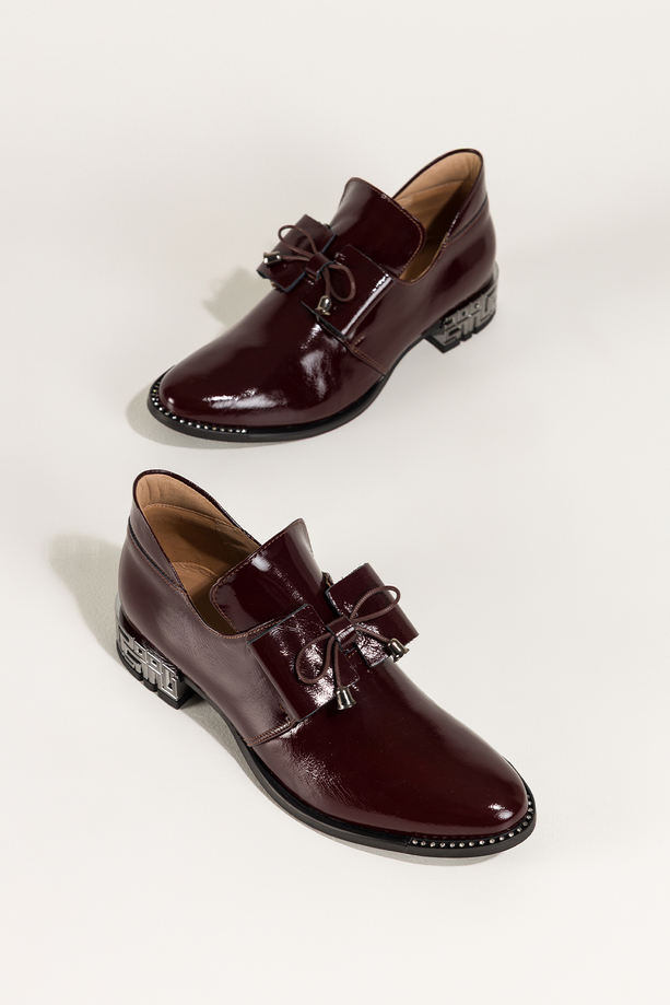 Bordowe półbuty skórzane damskie lakierowane dekoracyjny obcas wycięta cholewka kokarda  PRODUKT POLSKI Casu 8600