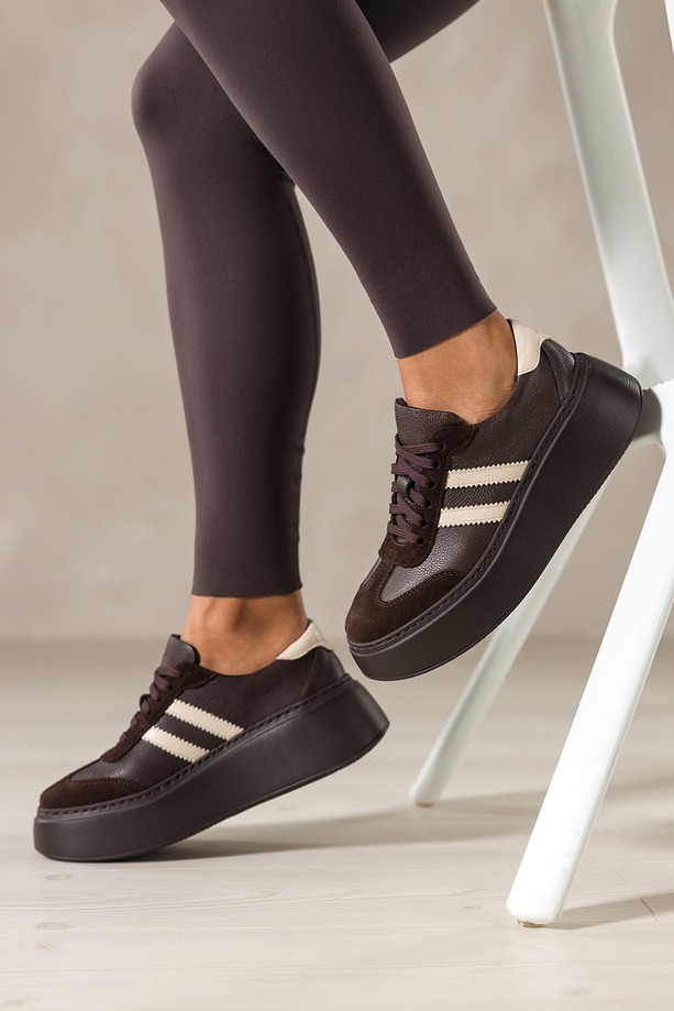 Czekoladowe sneakersy skórzane damskie buty sportowe na platformie beżowe wstawki sznurowane PRODUKT POLSKI Casu 7987