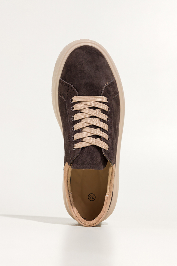 Czekoladowe sneakersy skórzane damskie buty sportowe na grubej żłobionej podeszwie beżowe wstawki sznurowane Carla TW-OC8923