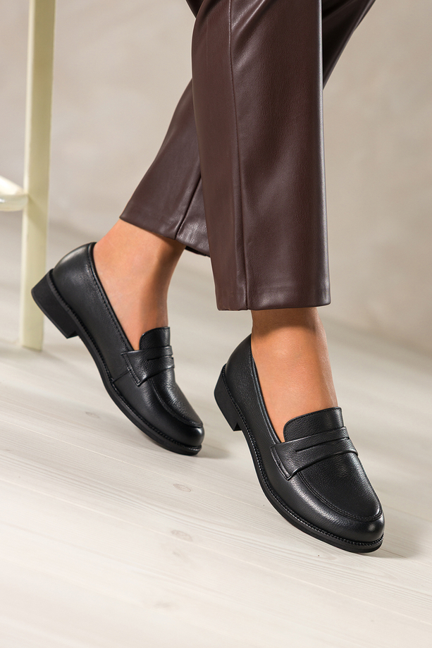 Czarne mokasyny skórzane damskie Sergio Leone na niskim szerokim obcasie ozdobny pasek na cholewce NP74887-H