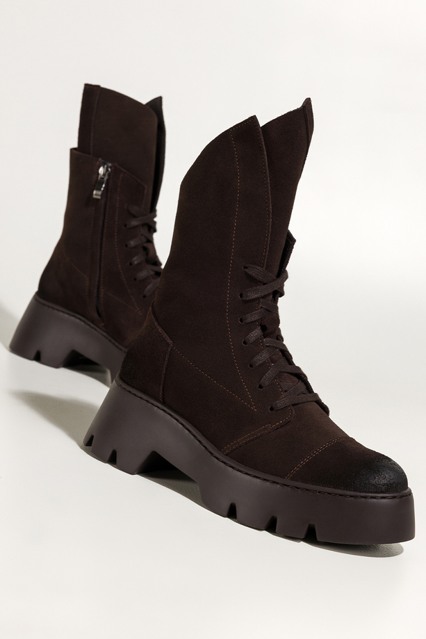 Czekoladowe botki skórzane damskie workery na bieżnikowanej platformie geometrycznie wycięta cholewka sznurowane PRODUKT POLSKI Casu 023