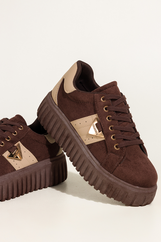Czekoladowe sneakersy damskie buty sportowe na żłobionej platformie złota ozdoba beżowe wstawki sznurowane Carla OOH-83