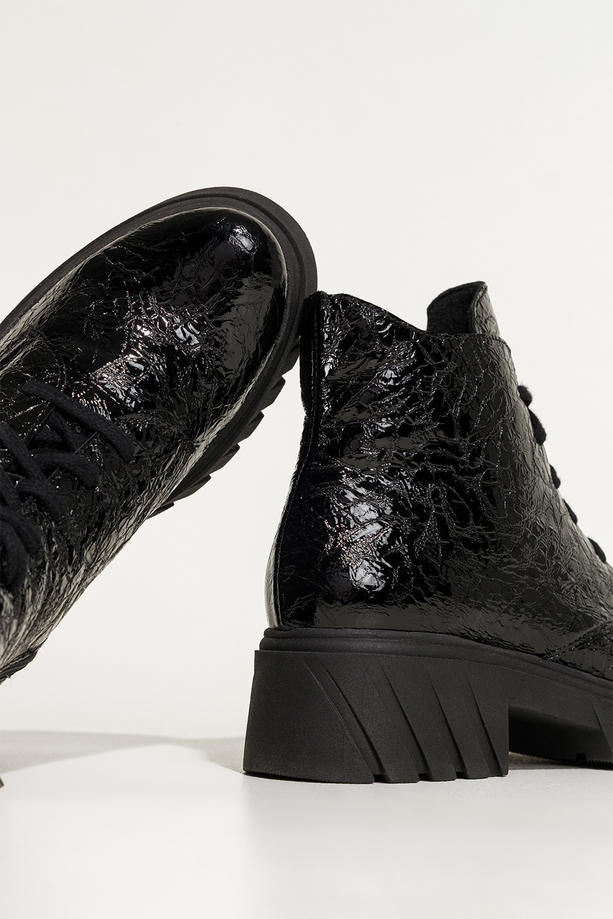 Czarne botki skórzane damskie lakierowane z wzorem bieżnikowana platforma sznurowane PRODUKT POLSKI Casu 377