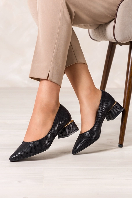 Czarne czółenka damskie na niskim ozdobnym klocu skórzana wkładka wzór wężowy Casu ER24WX13-BS