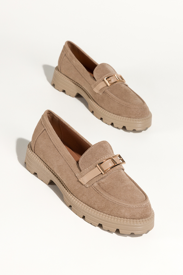 Beżowe mokasyny damskie półbuty na bieżnikowanej platformie ozdobny pasek ze złotą klamrą Casu G339K