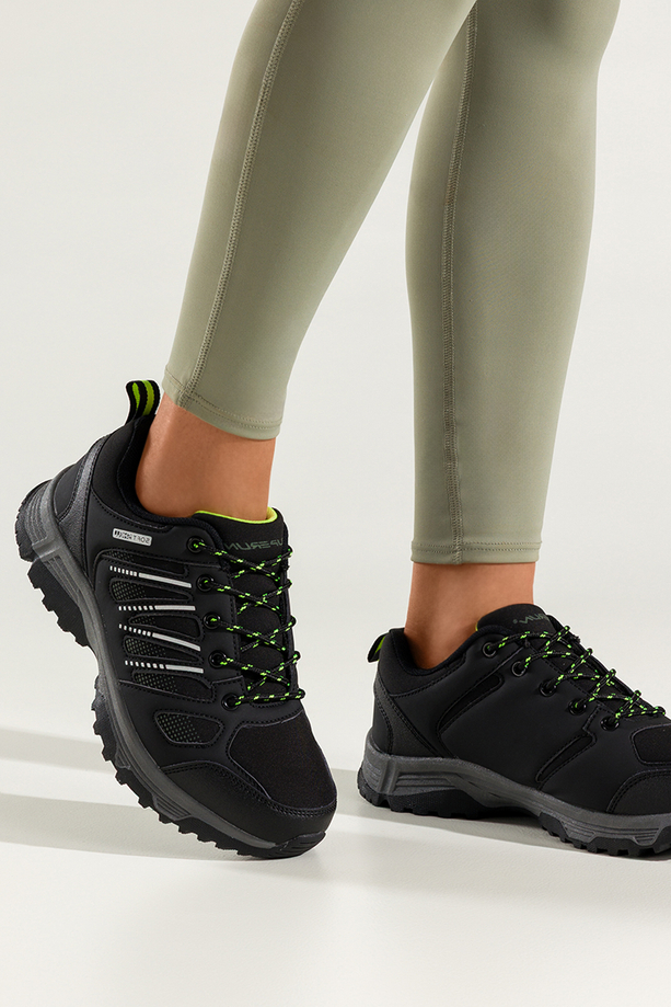 Czarne buty trekkingowe damskie buty sportowe softshell na bieżnikowanej podeszwie sznurowane białe i seledynowe wstawki Carla 1540