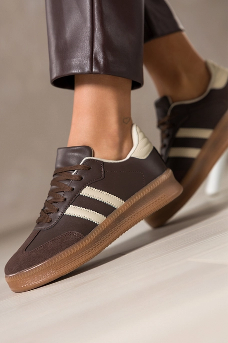 Czekoladowe sneakersy damskie buty sportowe na platformie beżowe wstawki sznurowane Casu 75985