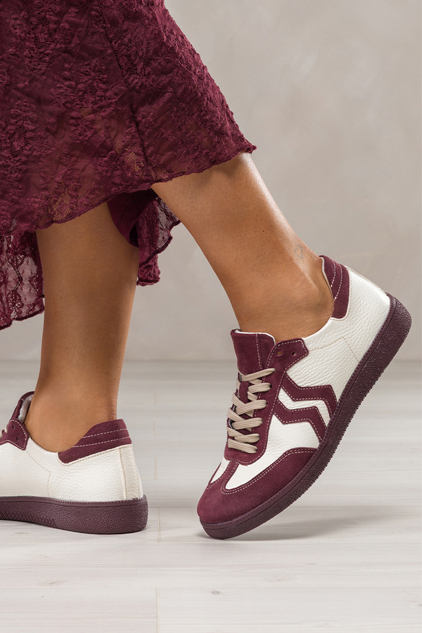 Beżowe sneakersy skórzane damskie buty sportowe na elastycznej płaskiej podeszwie z bordowymi wstawkami sznurowane PRODUKT POLSKI Casu N1236