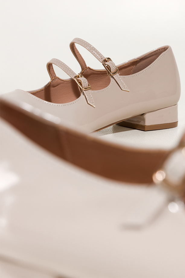 Jasnobeżowe baleriny damskie lakierowane Mary Jane z paskami niski obcas klocek Carla ZR84K