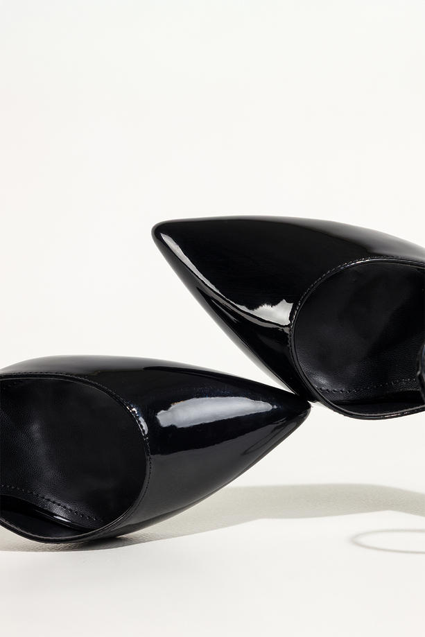 Czarne czółenka damskie szpilki lakierowane Carla 013