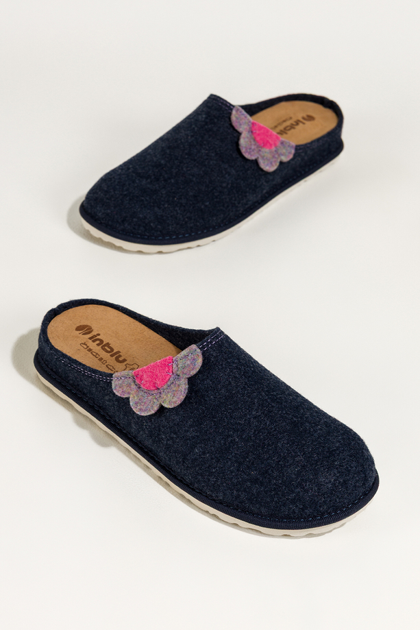 Granatowe kapcie damskie Inblu obuwie domowe z wyjmowaną skórzaną wkładką ozdobny kwiat XH999956