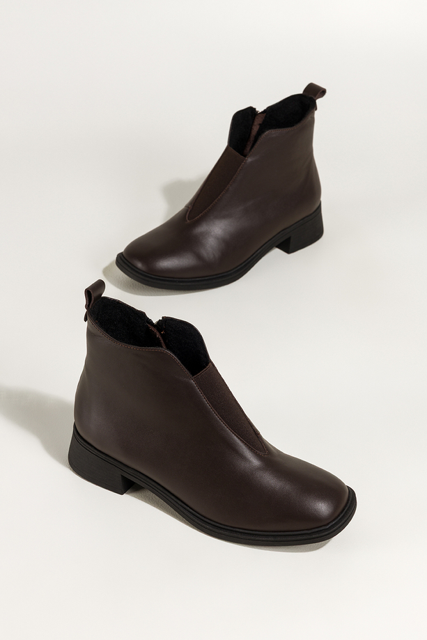 Czekoladowe botki skórzane damskie na niskim obcasie wycięta cholewka z elastyczną gumą PRODUKT POLSKI Casu 380