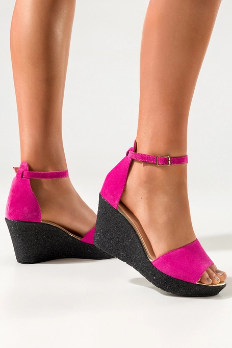 Fuksjowe sandały skórzane damskie na czarnym koturnie z zakrytą piętą pasek wokół kostki PRODUKT POLSKI Casu 2389-332-NO