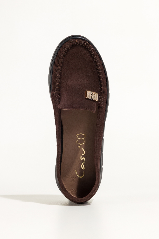 Czekoladowe mokasyny skórzane zamszowe damskie na elastycznej platformie ze złotą ozdobą PRODUKT POLSKI Casu 89832