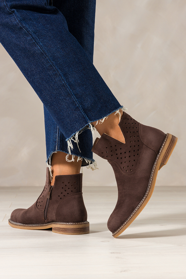 Czekoladowe botki damskie ażurowe na płaskiej podeszwie z przeszyciami wycięta cholewka Carla Z7094-8