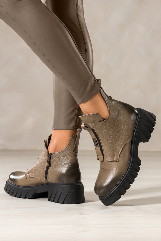 Ciemnobeżowe botki skórzane damskie na bieżnikowanej platformie z wyciętą cholewką guma na przodzie stalowa ozdoba PRODUKT POLSKI Casu 39456