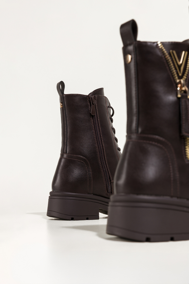 Czekoladowe botki damskie na niskim klocku cholewka z ozdobnym zamkiem złota ozdoba sznurowane Casu S7562Y