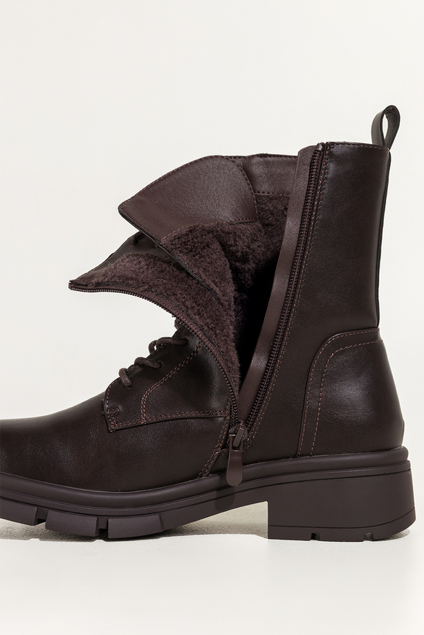 Czekoladowe botki damskie na niskim klocku cholewka z ozdobnym zamkiem złota ozdoba sznurowane Casu S7562Y