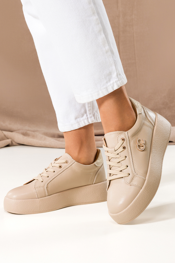 Beżowe sneakersy skórzane damskie creepersy na platformie złota ozdoba z cyrkoniami na cholewce sznurowane Carla 2339