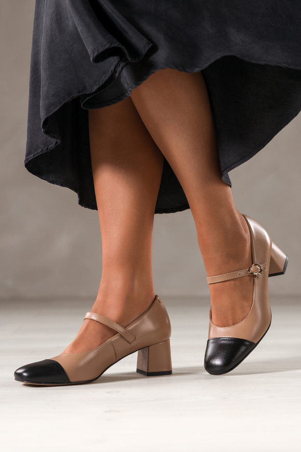 Beżowe czółenka skórzane damskie Mary Jane z paskiem na niskim klocku czarny nosek PRODUKT POLSKI Casu 7153-899-794