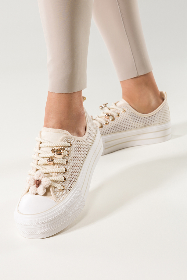 Kremowe trampki damskie ażurowe sneakersy na platformie sznurówka z kwiatem i ozdobami Carla QY880-8