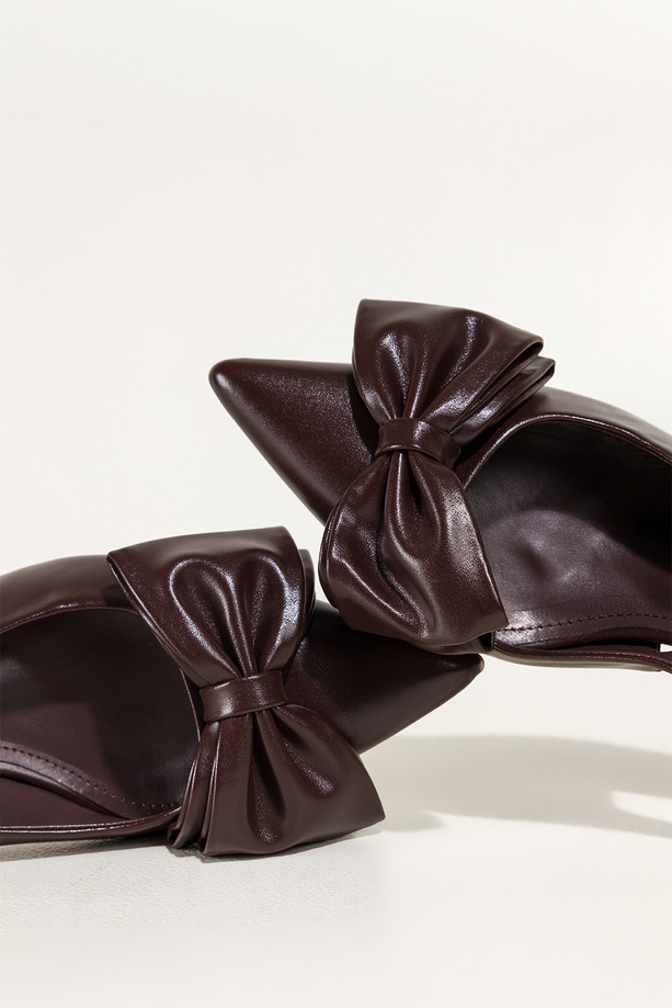 Czekoladowe czółenka damskie z kokardą obcas kieliszek odkryta pięta elastyczna guma w pasku Carla N892