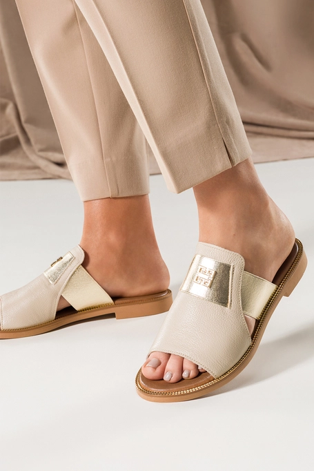 Beżowe klapki skórzane damskie na ozdobnej płaskiej podeszwie złota ozdoba PRODUKT POLSKI Casu 40423