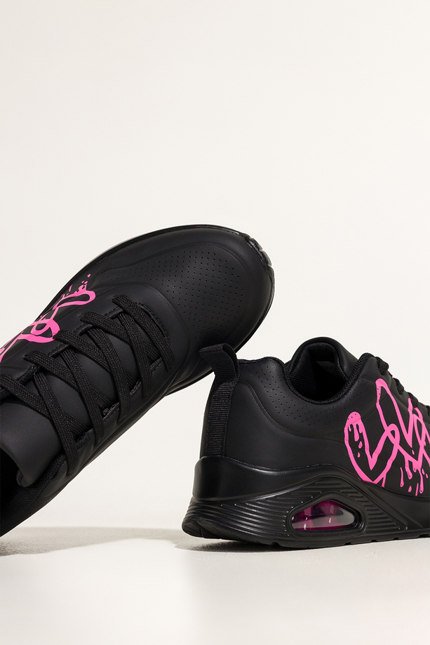 Czarne sneakersy damskie buty sportowe na koturnie różowe serca na cholewce sznurowane Casu 0992-8