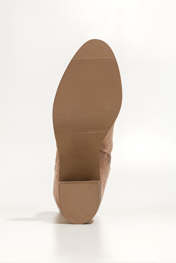 Ciemnobeżowe kozaki damskie przed kolano na słupku ażurowa cholewka Carla S748-7