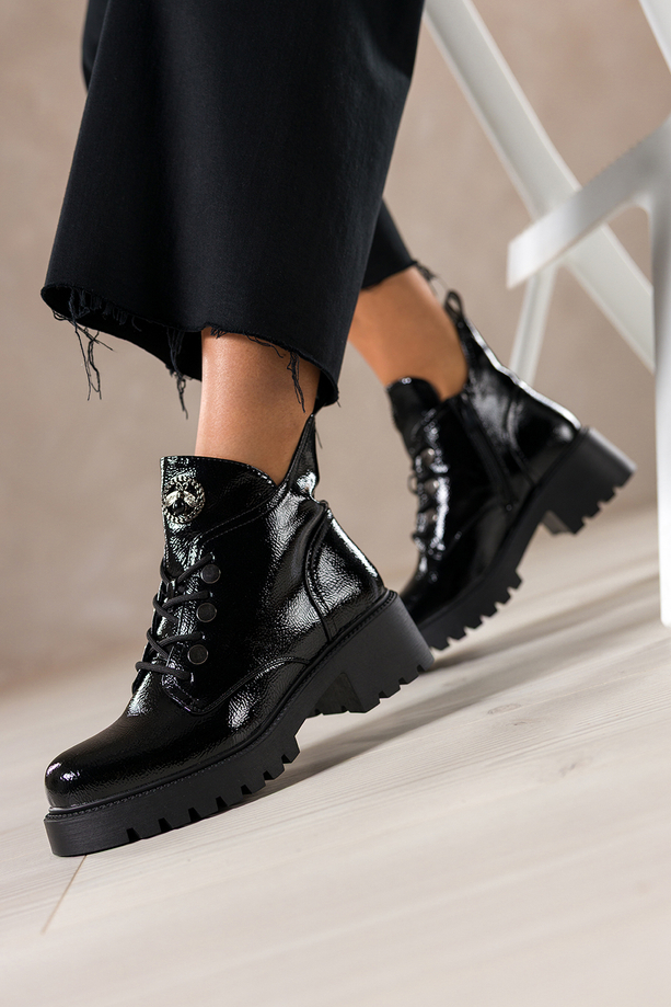 Czarne botki damskie lakierowane na bieżnikowanej platformie ozdobny owad na języku sznurowane Casu NW2399-8