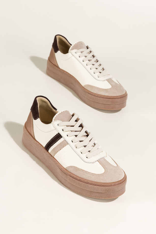 Białe sneakersy skórzane damskie buty sportowe na platformie z czekoladowymi i złotymi wstawkami sznurowane PRODUKT POLSKI Casu M8701
