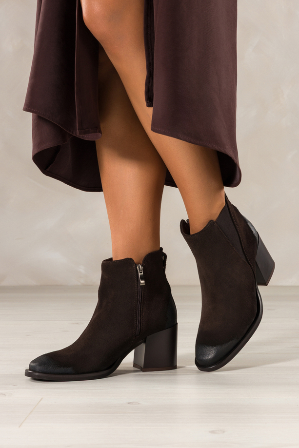 Czekoladowe botki skórzane damskie na szerokim słupku guma w cholewce ozdoba z cyrkoniami PRODUKT POLSKI Casu 8864