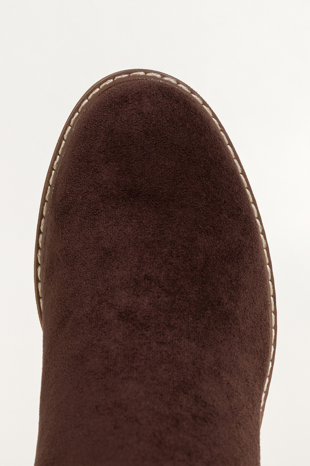 Czekoladowe kozaki damskie bieżnikowana podeszwa z ozdobnym przeszyciem elastyczna guma w cholewce Casu S7483-6