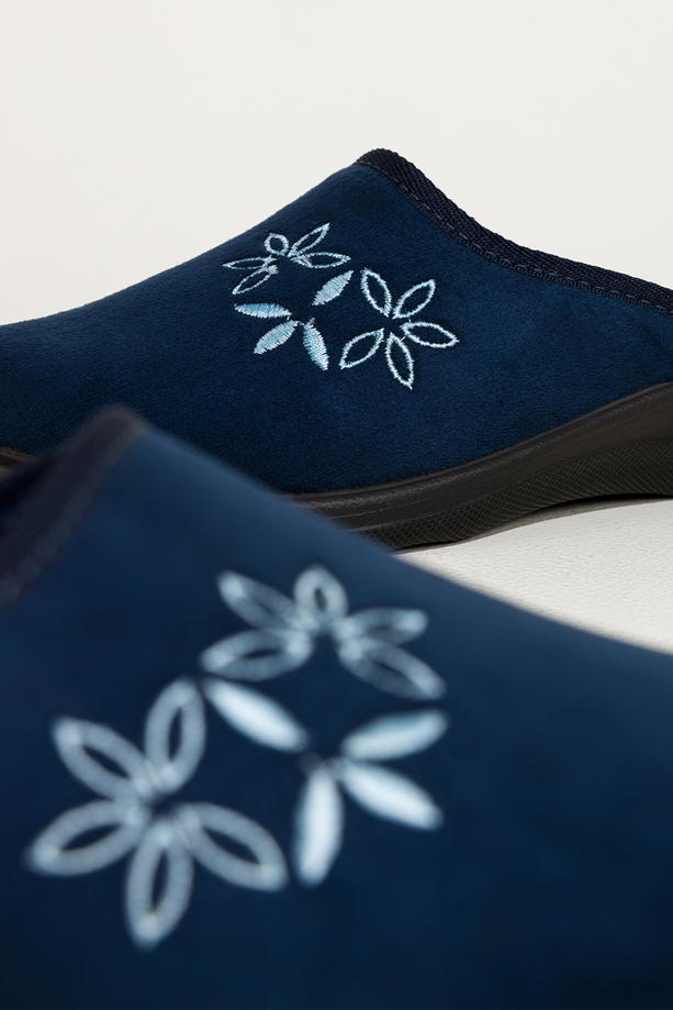 Granatowe kapcie damskie Inblu obuwie domowe z haftowanymi kwiatami XF99994S