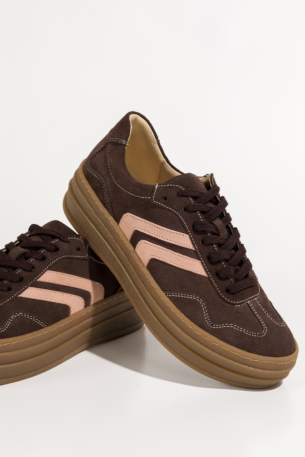 Czekoladowe sneakersy skórzane damskie buty sportowe na platformie z beżowymi wstawkami sznurowane PRODUKT POLSKI Casu N1137
