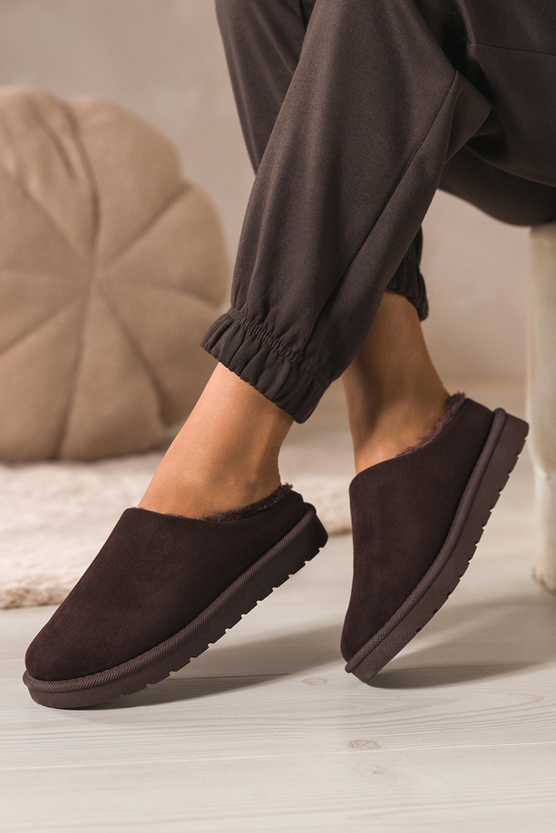 Czekoladowe kapcie damskie z futerkiem na żłobionej platformie Casu Y-116