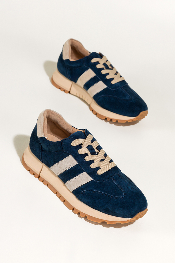 Granatowe sneakersy skórzane damskie buty sportowe na bieżnikowanej platformie beżowe wstawki sznurowane Carla TW-OC8919