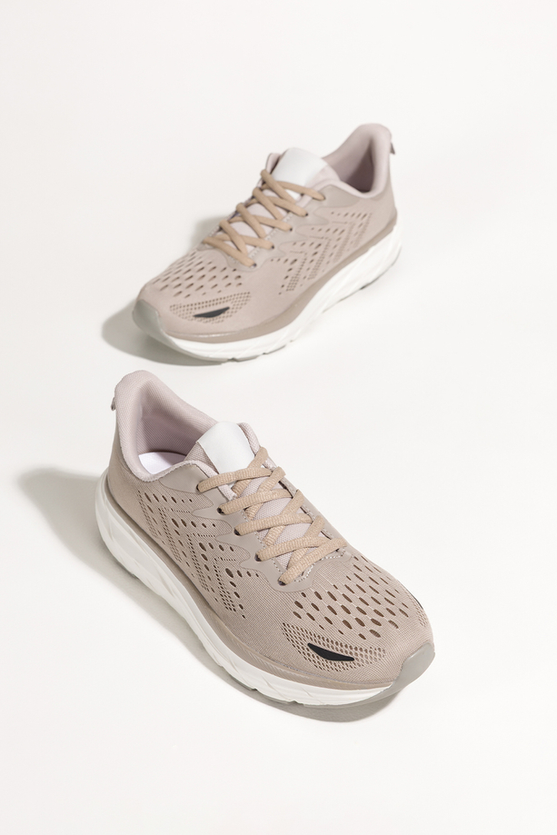 Beżowe sneakersy damskie buty sportowe do biegania na białej platformie ze żłobieniami sznurowane Casu BC109