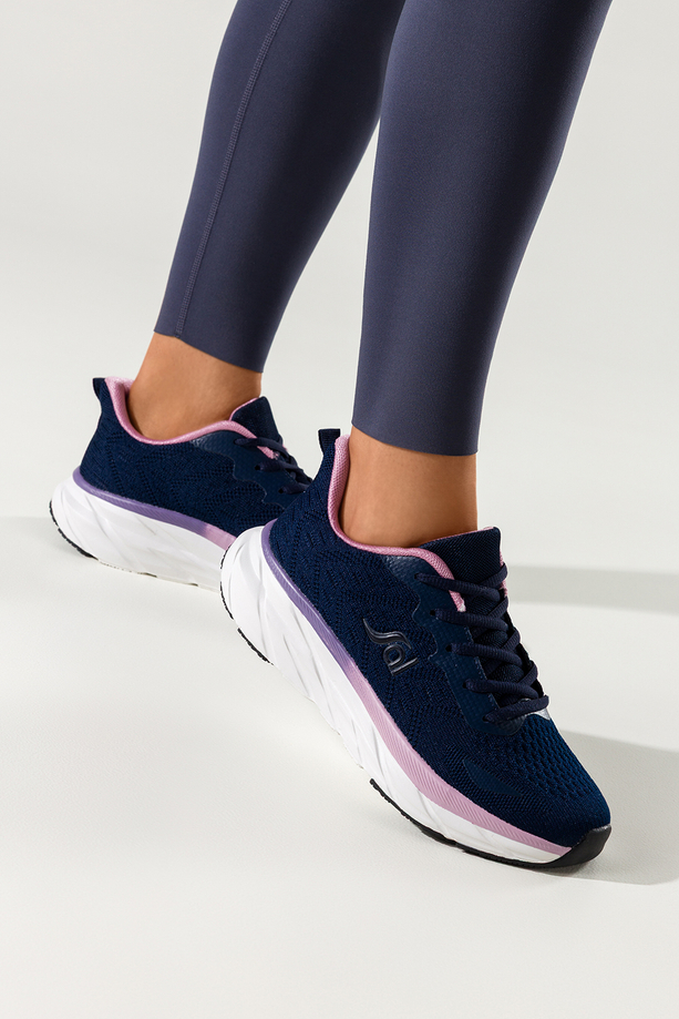 Granatowe sneakersy damskie buty sportowe z perforacją na białej żłobionej platformie fioletowe wstawki sznurowane Carla QP-0618-5