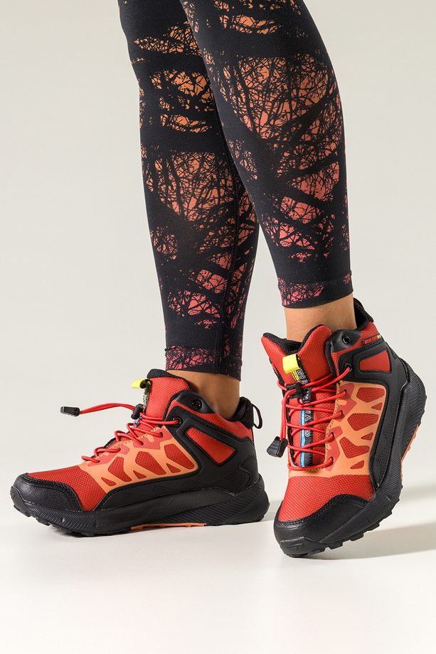 Czerwone buty sportowe trekkingowe damskie wodoodporne na bieżnikowanej podeszwie z regulowaną elastyczną sznurówką pomarańczowe wstawki Casu 7493-6D
